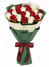 Букет Микс из красных и белых роз в Вурнары