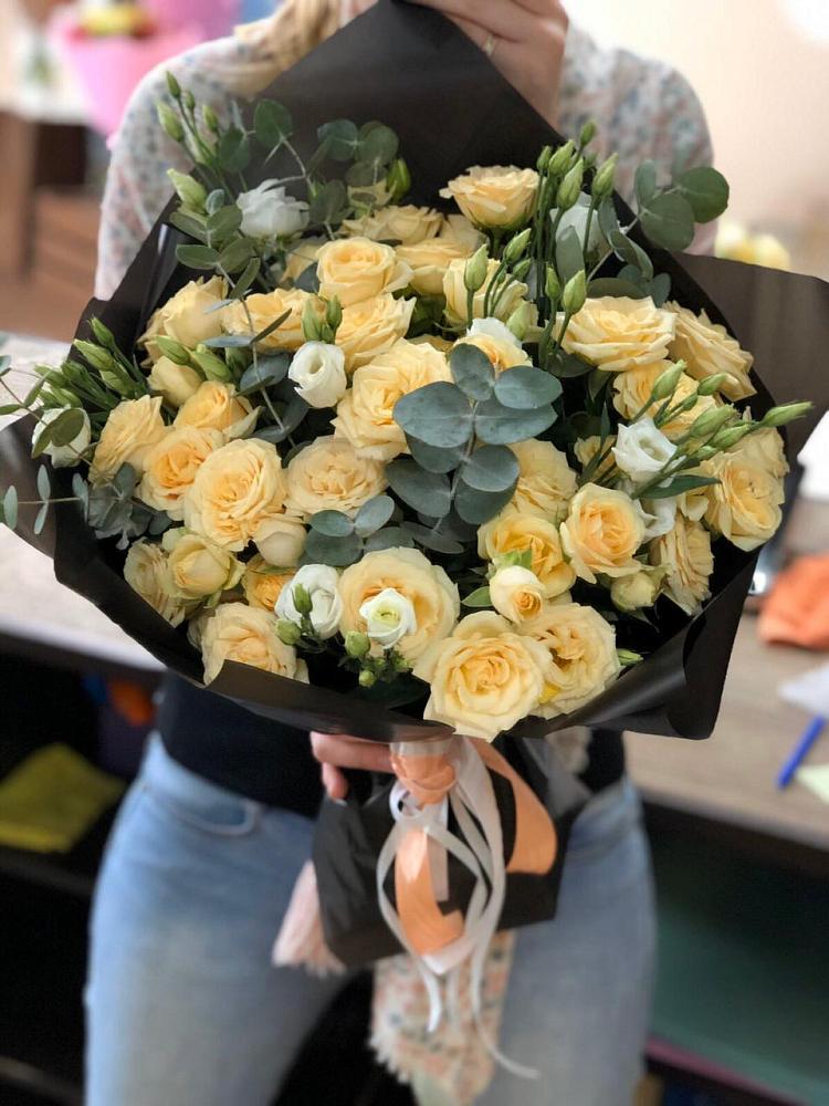 Букет птица счастья в Вурнары Букет цветов из: Розы и Лизиантусы в Вурнары