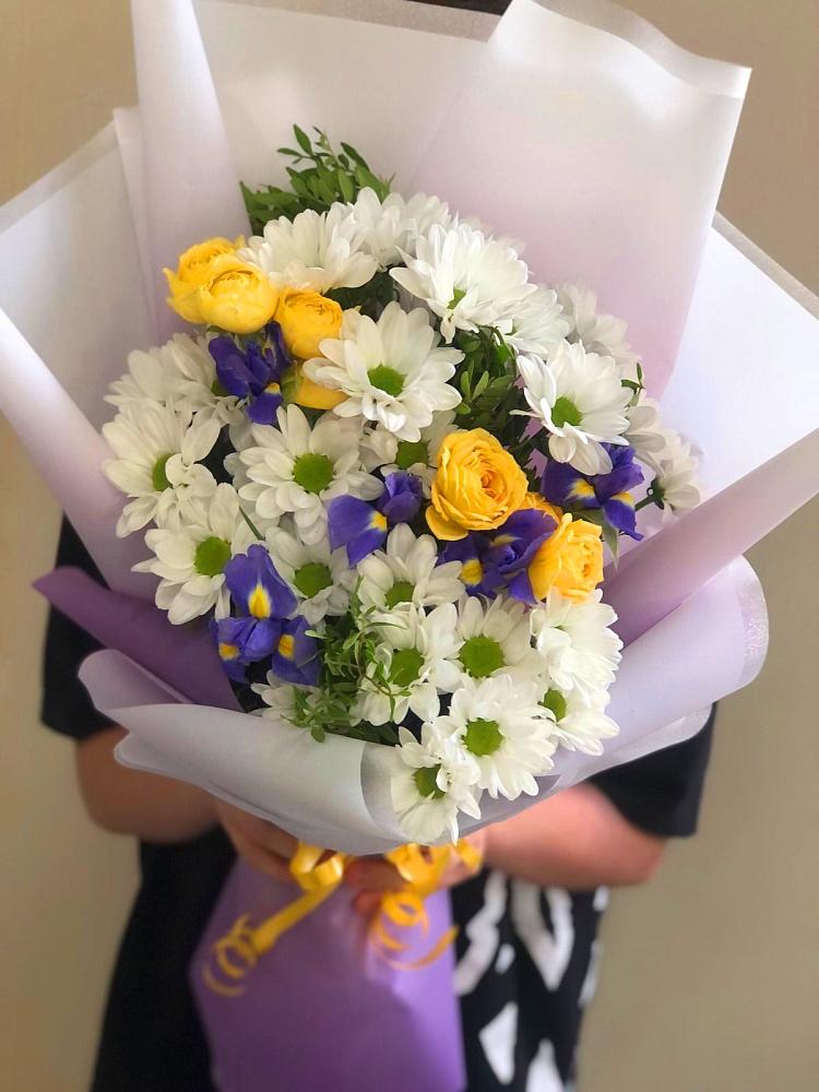 Букет цветов из: Ирисы, Хризантемы и Розы в Вурнары