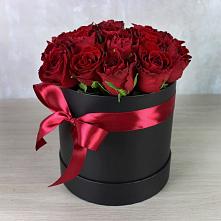Цветочная композиция из Розы в шляпной коробке в Вурнары